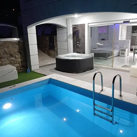 Alpha Delta Pool 아파트