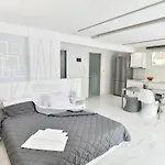 Alpha Delta Pool Apartment