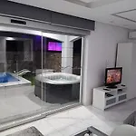 Alpha Delta Pool Apartment *