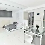 Alpha Delta Pool Apartment *
