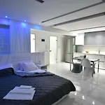 Alpha Delta Pool Apartment