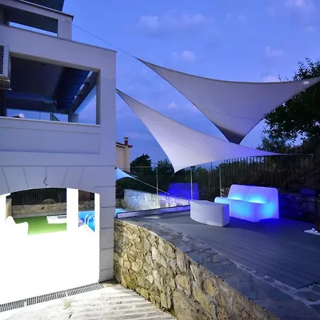 Alpha Delta Pool Lejlighed