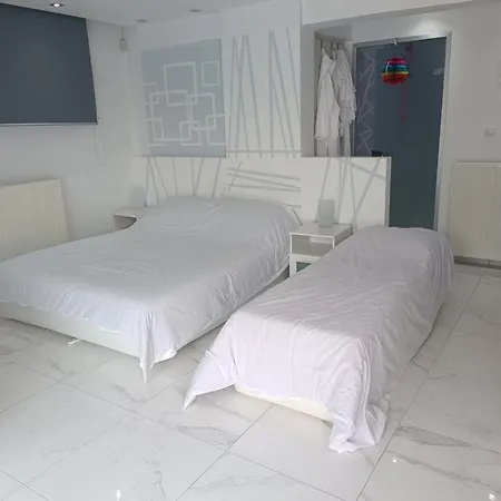Alpha Delta Pool Apartment