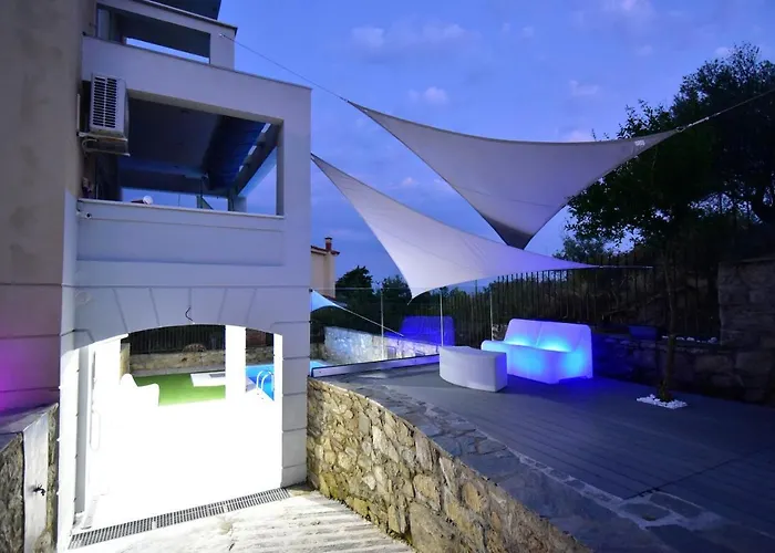 Alpha Delta Pool Apartment